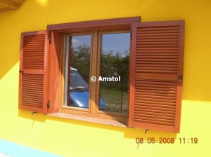 Holzfensterläden an der Hausfassade