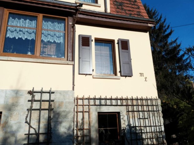 Klassische Fensterläden aus Naturholz